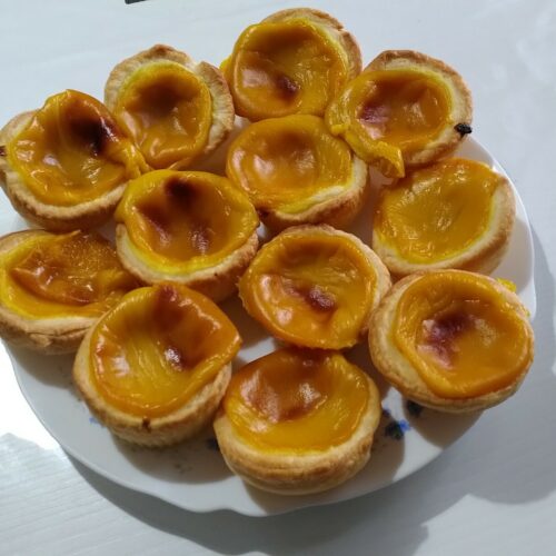 Foto dun prato cheo de pasteis de nata